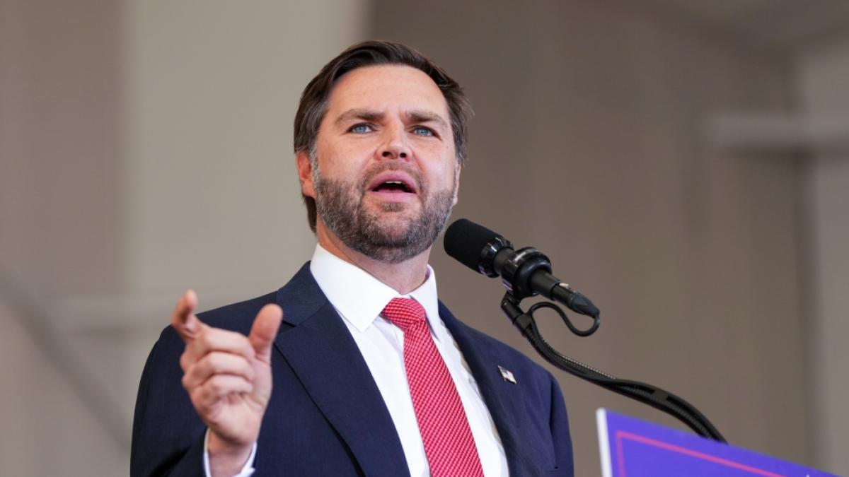 J.D. Vance wurde f&uuml;r seinen bizarren Fotogru&szlig; verspottet. (Foto)