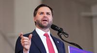 J.D. Vance wurde für seinen bizarren Fotogruß verspottet.