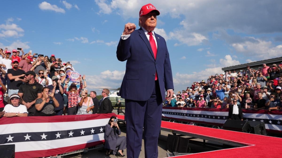 Donald Trump l&auml;uft an seiner Limousine vorbei und sorgt damit f&uuml;r Spekulationen &uuml;ber seine geistige Verfassung. (Foto)