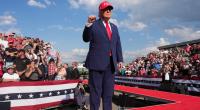 Donald Trump läuft an seiner Limousine vorbei und sorgt damit für Spekulationen über seine geistige Verfassung.