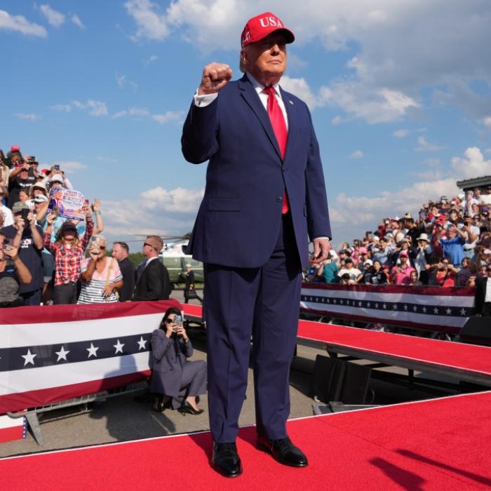 Donald Trump läuft an seiner Limousine vorbei und sorgt damit für Spekulationen über seine geistige Verfassung.