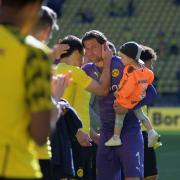 Roman Weidenfeller trägt bei seiner Verabschiedung seinen Sohn Leonard Weidenfeller auf dem Arm (2018).