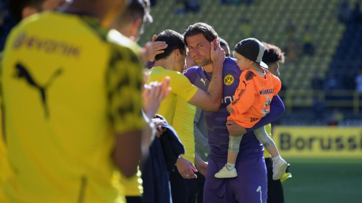 Roman Weidenfeller trägt bei seiner Verabschiedung seinen Sohn Leonard Weidenfeller auf dem Arm (2018).