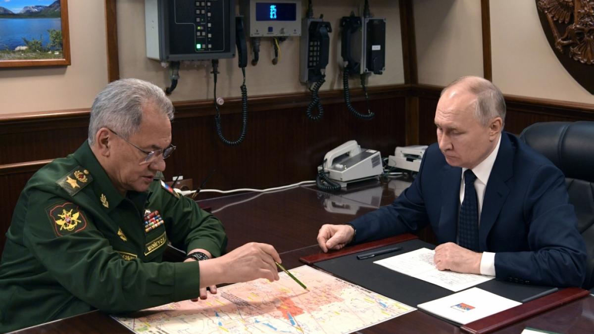 Wladimir Putin (r.) und Russlands Verteidigungsminister Sergej Schoigu bereiten offenbar die n&auml;chste Gro&szlig;offensive in der Ukraine vor. (Foto)
