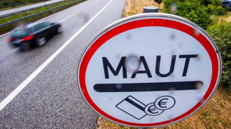 EU plant europaweit einheitliche Abrechnung der Maut anhand gefahrener Kilometer und würde damit die deutschen Maut-Plänen durchkreuzen.