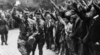 Adolf Hitler wird bei seiner Ankunft auf dem vierten Parteitag der NSDAP 1929 in Nürnberg mit dem Hitlergruß empfangen.