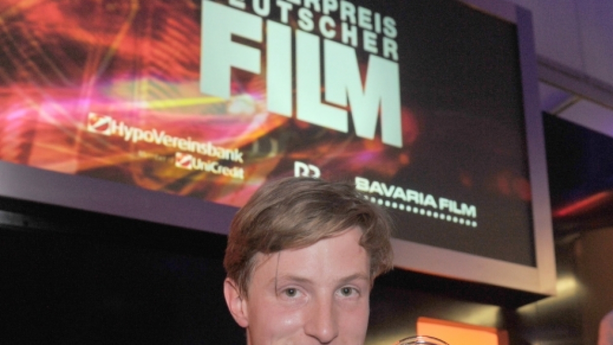 Der Schauspieler Golo Euler posiert mit seinem mit 5000 Euro dotierten F&ouml;rderpreis Deutscher Film in der Kategorie "Schauspiel M&auml;nnlich" f&uuml;r den Film "Kasimir und Karoline". (Foto)