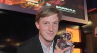 Der Schauspieler Golo Euler posiert mit seinem mit 5000 Euro dotierten Förderpreis Deutscher Film in der Kategorie 