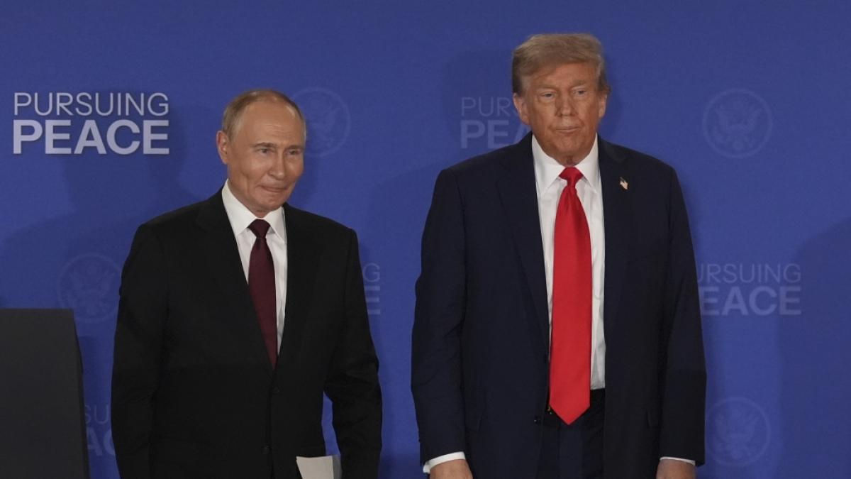 US-Präsident Donald Trump (r) steht neben dem russischen Präsidenten Wladimir Putin am Ende einer gemeinsamen Pressekonferenz auf der Joint Base Elmendorf-Richardson, Alaska. (Foto)