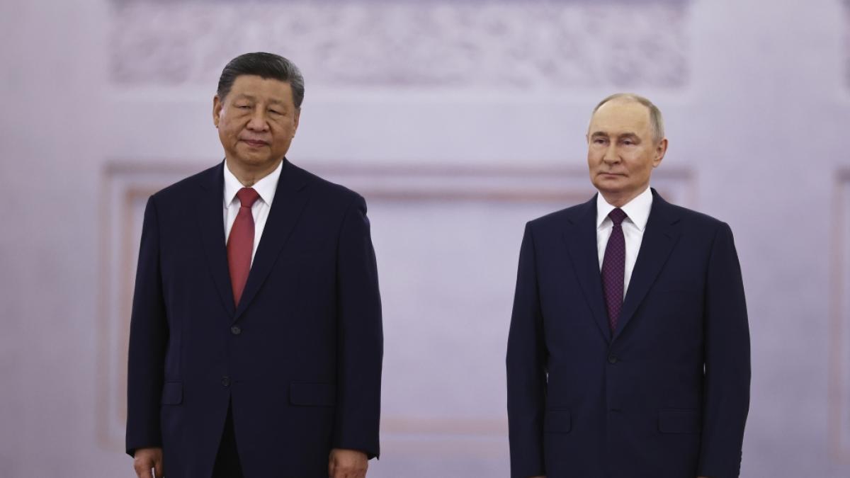 Wladimir Putin (r.) und der chinesische Pr&auml;sident Xi Jinping (l.) treffen im Kreml aufeinander. (Foto)