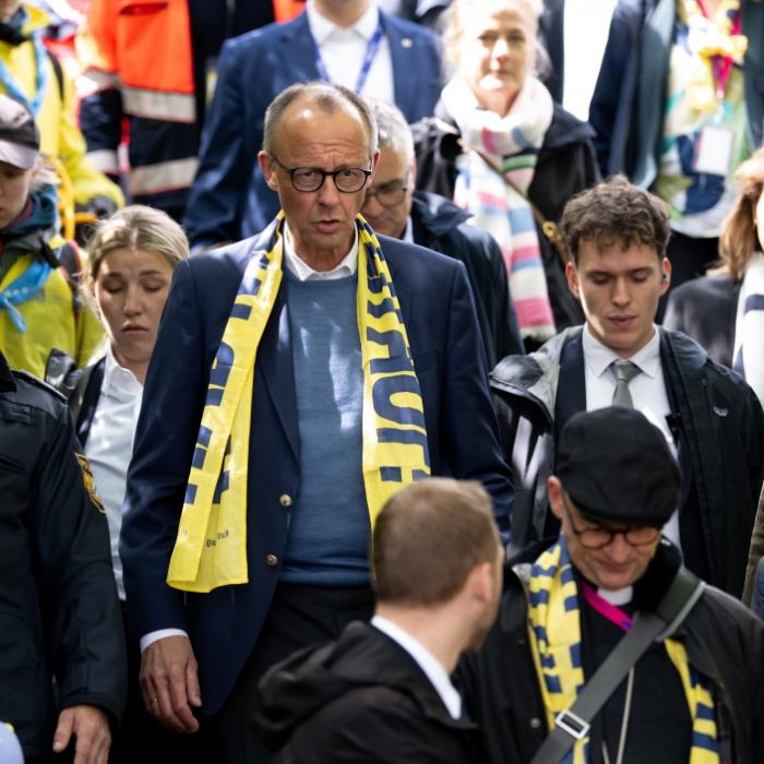 Kanzler-Auftritt endet in lautstarken Protesten und Buhrufen