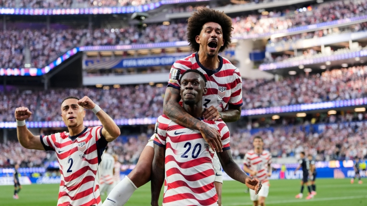 Fußball, Männer: WM, Vorrunde, Gruppe D, 1. Spieltag, USA - Paraguay. Der US-Amerikaner Folarin Balogun (20) feiert gemeinsam mit seinen Mannschaftskollegen das dritte Tor seiner Mannschaft, vom 12.06.2026. (Symbolbild) (Foto)