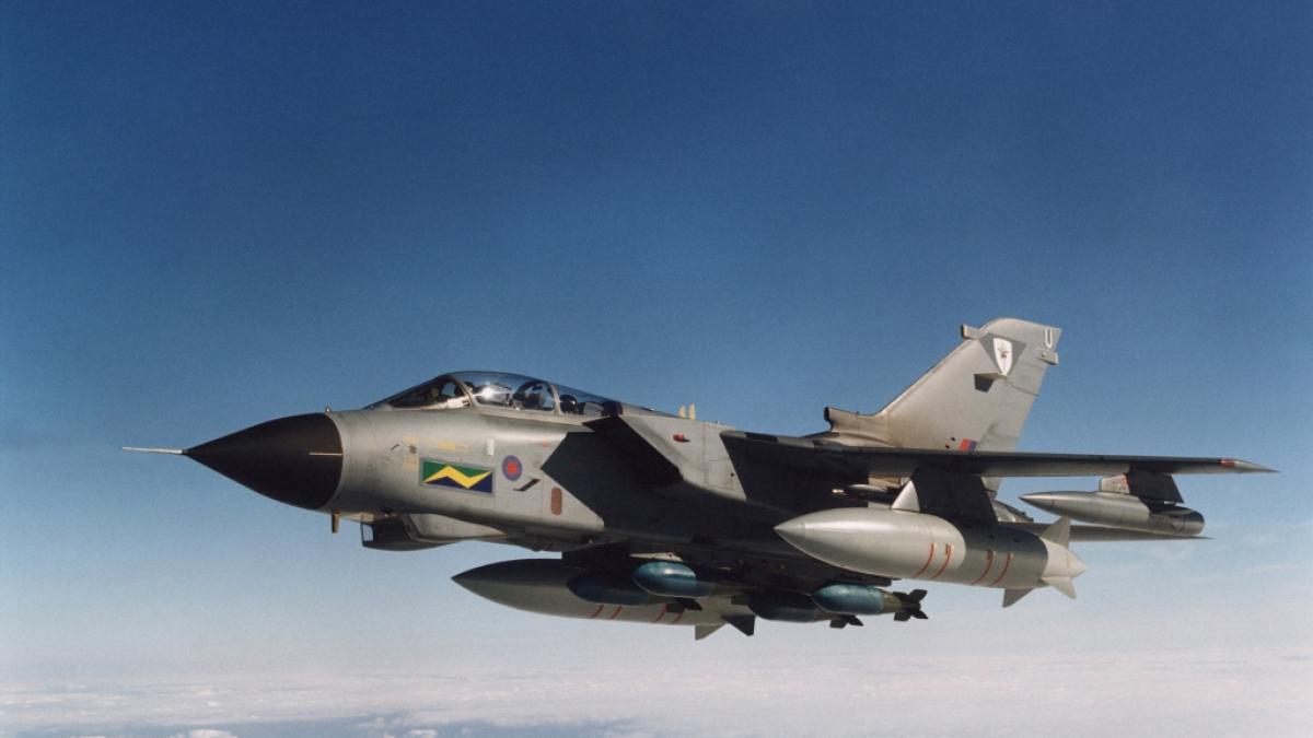 Ein undatiertes Bild des britischen Verteidigungsministeriums vom 18. M&auml;rz 2011 zeigt einen Tornado GR4 mit einer Storm Shadow und der Anti-Panzer-Rakete Brimstone. (Foto)
