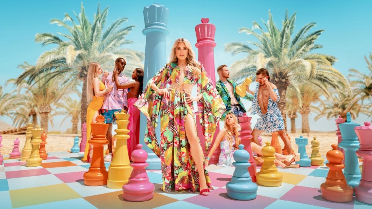 Sylvie Meis steht in der Kulisse der Reality-Datingshow "Love Island". (Foto)