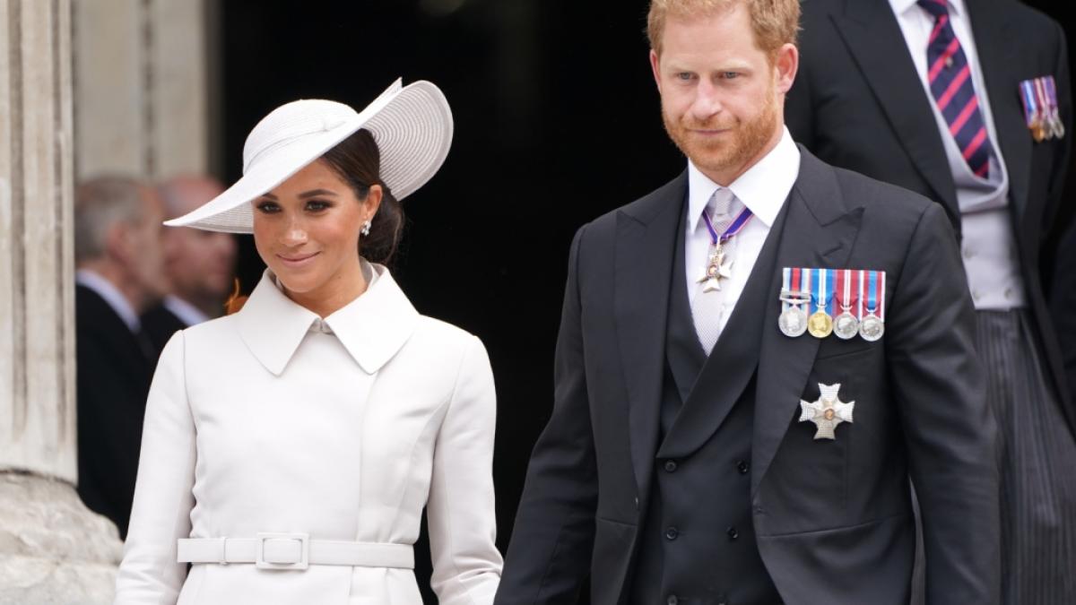 Prinz Harry und Meghan Markle konnten es offenbar kaum abwarten, der K&ouml;nigsfamilie nach dem Blitzbesuch wieder den R&uuml;cken zu kehren. (Foto)