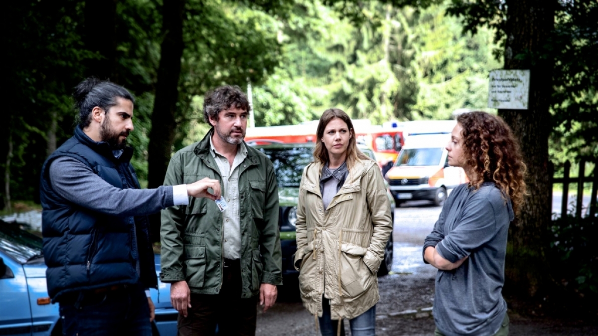 Tariq Omari (Atheer Adel, l.), F&ouml;rster Wieland Kapteina (Stefan Szasz, 2.v.l.) und Pia Sander (Felicitas Woll, 2.v.r.) befragen Pauline Reichenbach (Muriel Wimmer, r.) nach einem Brand auf einem Campingplatz. (Foto)