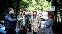 Tariq Omari (Atheer Adel, l.), Förster Wieland Kapteina (Stefan Szasz, 2.v.l.) und Pia Sander (Felicitas Woll, 2.v.r.) befragen Pauline Reichenbach (Muriel Wimmer, r.) nach einem Brand auf einem Campingplatz.