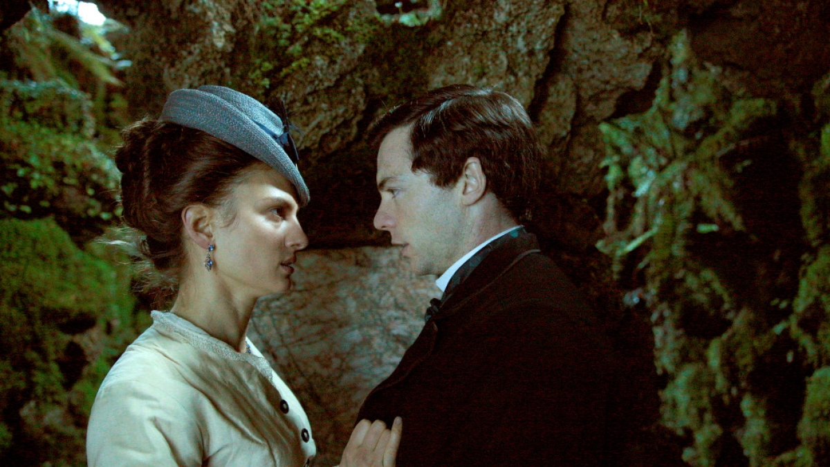 Eine Liebe gegen alle Hindernisse: Maisie&nbsp;(Laura de Boer) und Hugh (Dominic Thorburn) haben sich ineinander verliebt. (Foto)
