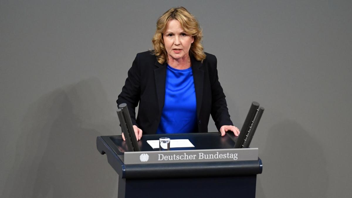 Umweltministerin Steffi Lemke (Gr&uuml;ne) ger&auml;t aus Namibia unter Beschuss. Hintergr&uuml;nd sind m&ouml;gliche Einfuhrbeschr&auml;nkungen f&uuml;r Jagdtroph&auml;en. (Foto)