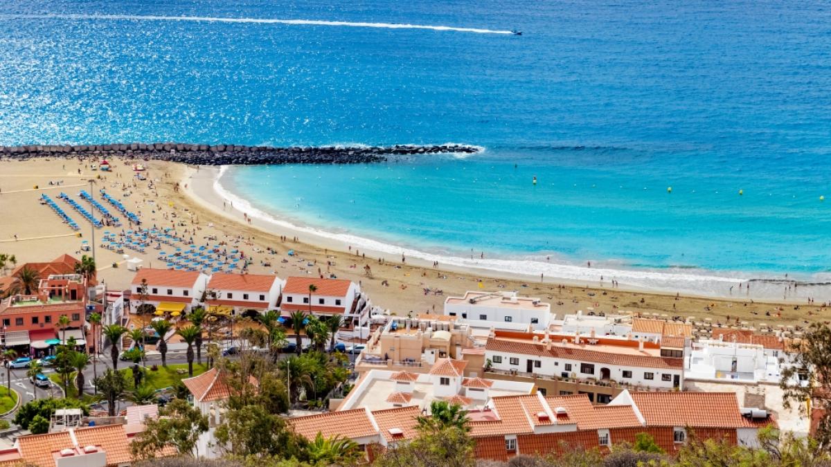 Der Strand Las Vistas im S&uuml;den Teneriffas gilt als ein beliebtes Badeparadies unter den Tourist:innen. (Foto)