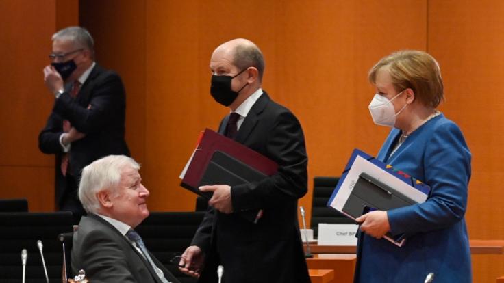 Die Corona-News von Mittwoch mit Olaf Scholz. (Im Bild: Bundeskanzlerin Angela Merkel (CDU) spricht vor der Kabinettssitzung mit Innenminister Horst Seehofer (CSU - l). Bundesfinanzminister Olaf Scholz (SPD - M) geht an ihnen vorbei)