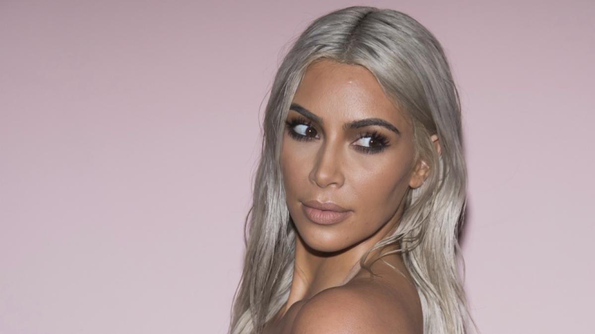 Kim Kardashian besteigt in der "House of Dragons"-Parodie "The Targashians" den eisernen Thron. (Foto)