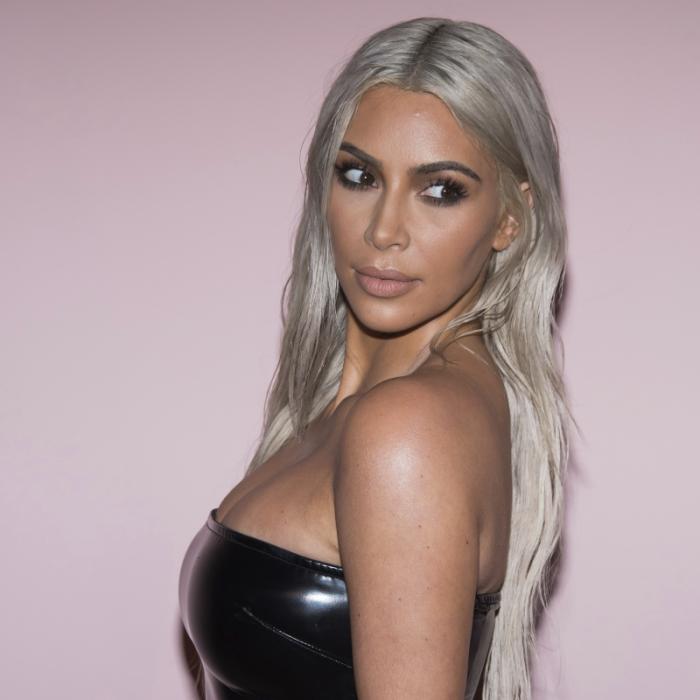Passt der Po rein? Kim Kardashian kämpft in 