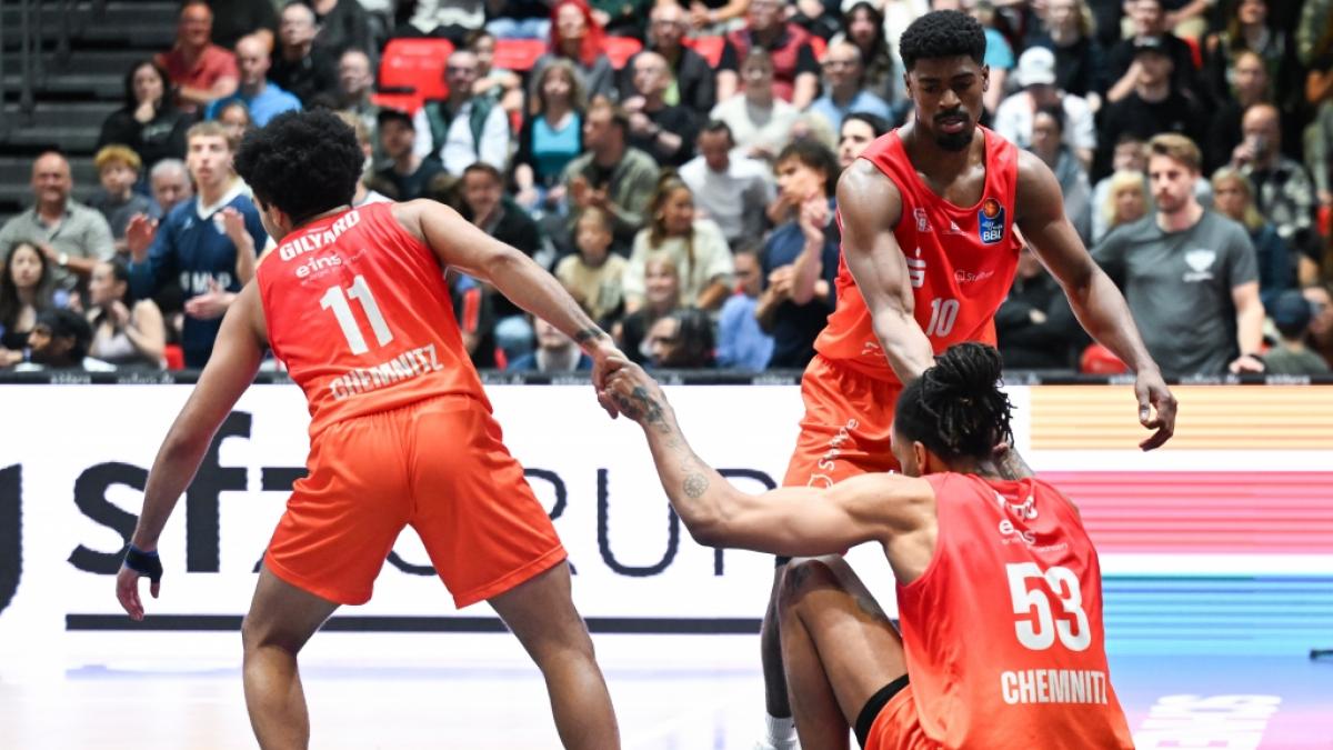 Zwei Spieler der NINERS Chemnitz helfen ihrem Teamkollegen Kevin Yebo auf (Archivbild). (Foto)