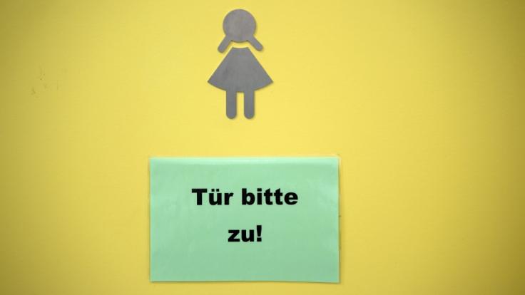 Auf einer Schultoilette in Augsburg ist eine Schülerin missbraucht worden (Symbolbild).
