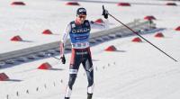Der Norweger Jarl Magnus Riiber vor dem Zieleinlauf.
