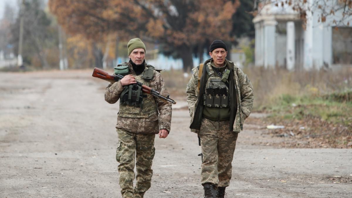 Zwei ukrainische Soldaten patrouillieren in einer Stadt im Gebiet Cherson in der N&auml;he der Frontlinie. (Foto)