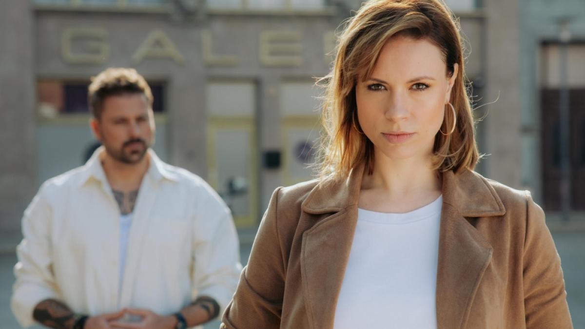 Zoe (Lara Dandelion Seibert) und John (Felix von Jascheroff) schweben in Lebensgefahr. (Foto)