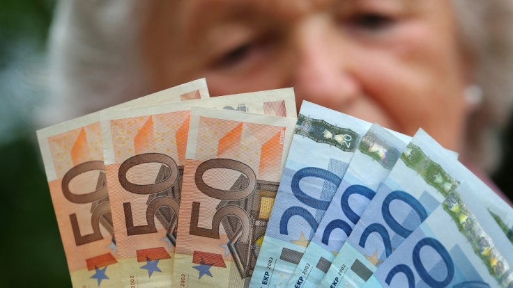 Mit der Grundrente sollen Rentner ab 2021 einen Zuschlag bekommen, die 35 Beitragsjahre haben und deren Beitragsleistung unter 80 Prozent, aber über 30 Prozent des Durchschnittseinkommens liegt.