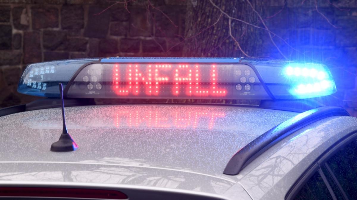 Ein mutma&szlig;lich betrunkener Autofahrer hat in Leverkusen einen Unfall mit drei Verletzten verursacht (Symbolbild). (Foto)