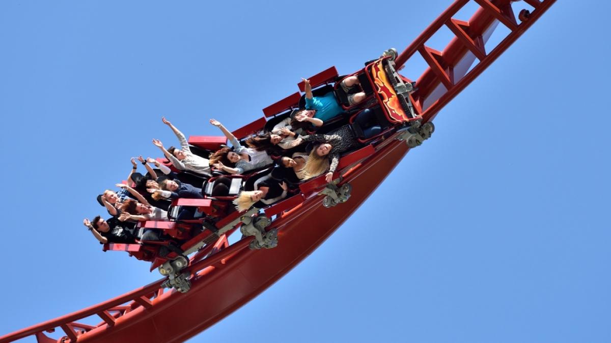 In Frankreich ist eine Frau aus einer Achterbahn gefallen. (Foto)