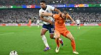 England hat im Halbfinale der UEFA Euro 2024 die Niederlande mit 2:1 besiegt. Hier kämpfen Jude Bellingham (l.) und Stefan de Vrij um den Ball.