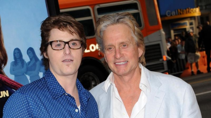 Der wohl bekannteste Promi-Sohn im Knast ist Cameron Douglas. Vater Michael Douglas wird ihn wohl erst 2018 wieder in Freiheit begrüßen dürfen.