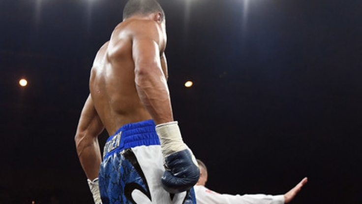KO in der 3. Runde! Avni Yildirim geht zu Boden und verliert nach harten Treffern gegen Chris Eubank Jr.