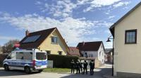 Polizeibeamte sichern die Umgebung um einen Tatort in Klettbach. Vier Menschen sind im thüringischen Klettbach im Weimarer Land tot aufgefunden worden.