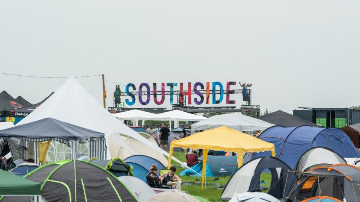 Auch in diesem Jahr st&ouml;rmen wieder Tausende Festivalbesucher zum Southside Festival 2024. (Foto)