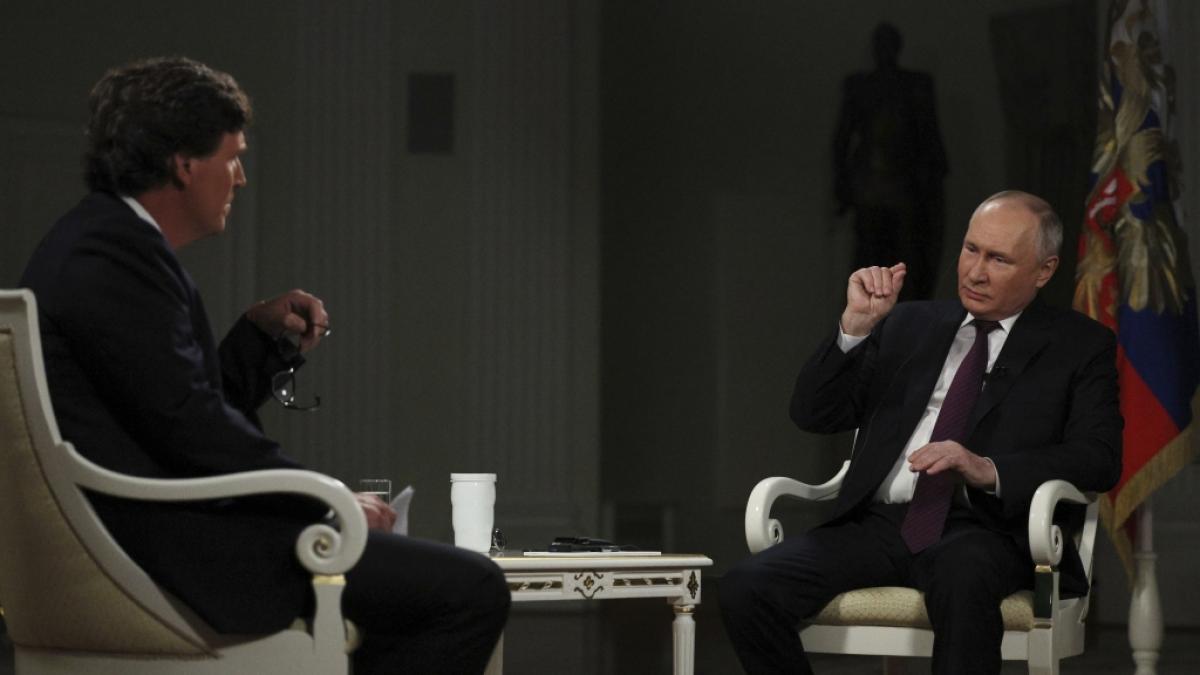 W&auml;hrend des Interviews mit Tucker Carlson (links) muss Wladimir Putin sein Bein-Zucken stoppen. (Foto)