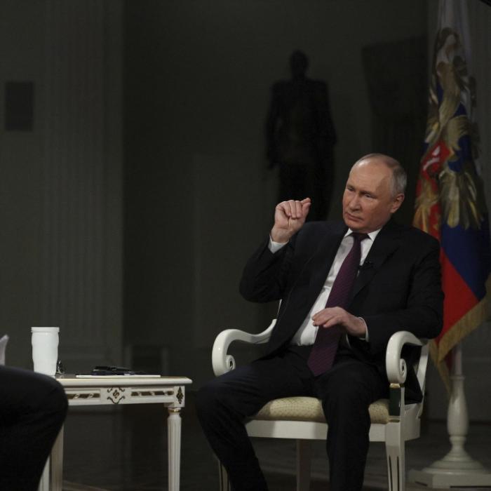 Unheimliches Zittern! Was verrät das über Putins momentane Gesundheit?