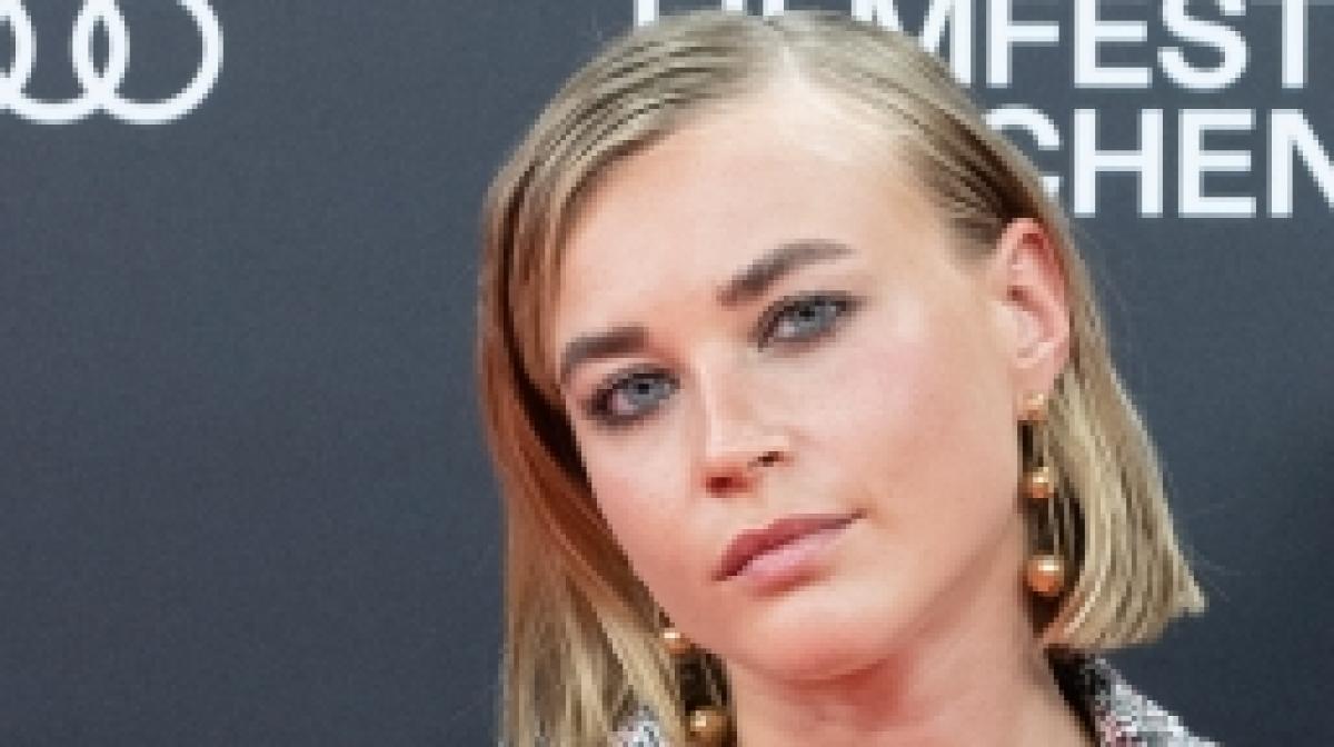 Jeanne Goursaud heizt ihren Fans bei Instagram mit knackigen Bikini-Aufnahmen ein. (Foto)