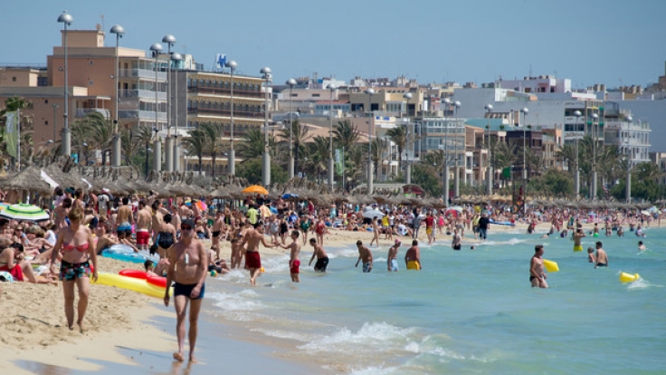 Dutzende Urlauber tummeln sich am Strand von Arenal auf der Mittelmeerinsel Mallorca.