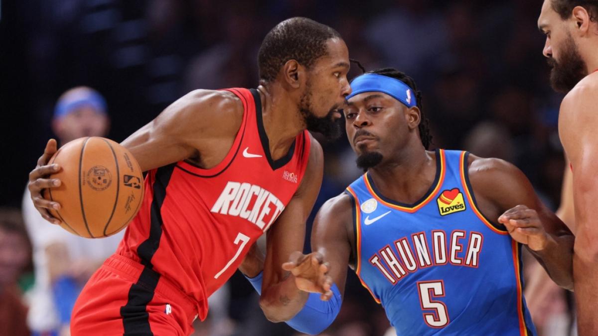 Kevin Durant (l) von den Houston Rockets verteidigt den Ball gegen Luguentz Dort (r) von den Oklahoma City Thunder, am 21.10.2025. (Symbolbild) (Foto)