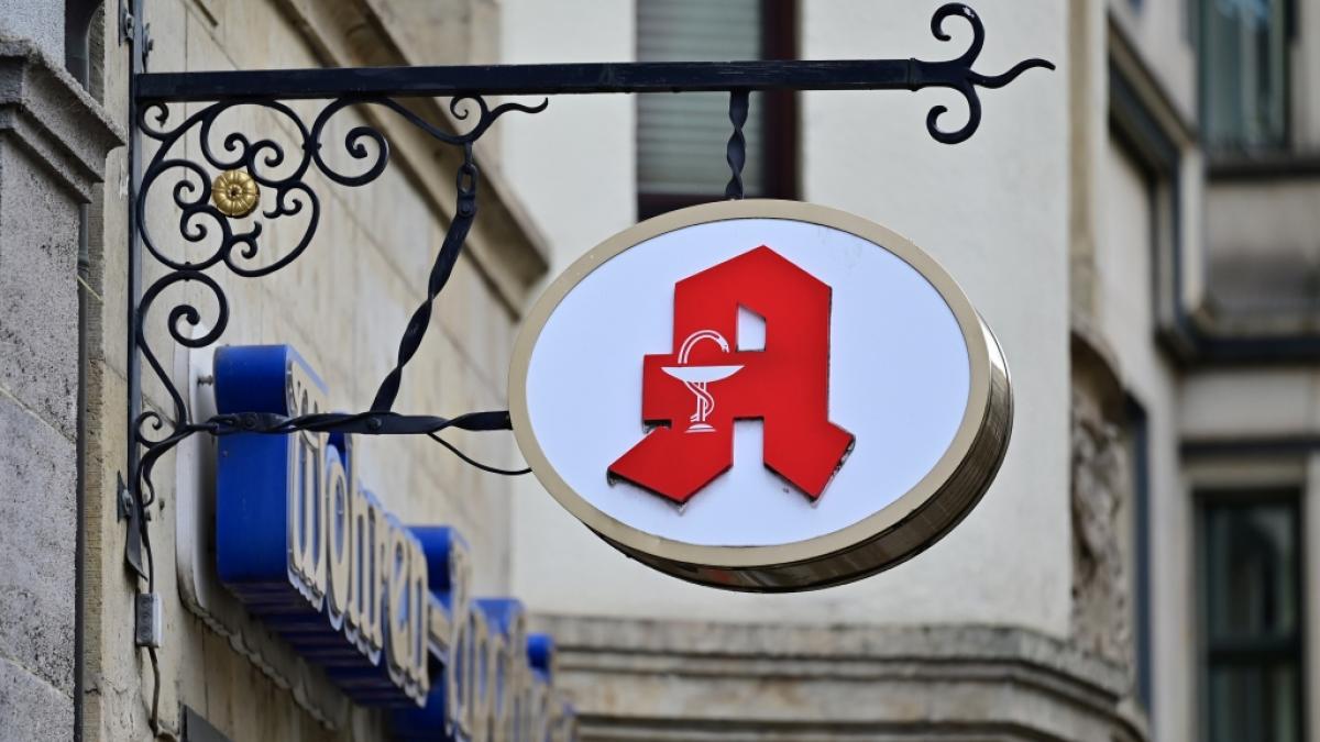 Ein Schild mit dem Logo der Apotheken in der Erfurter Innenstadt, Th&uuml;ringen. (Symbolbild) (Foto)