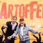 Freshtorge (l) und Otto Waalkes posieren während der Premiere von Freshtorges Kinofilm 