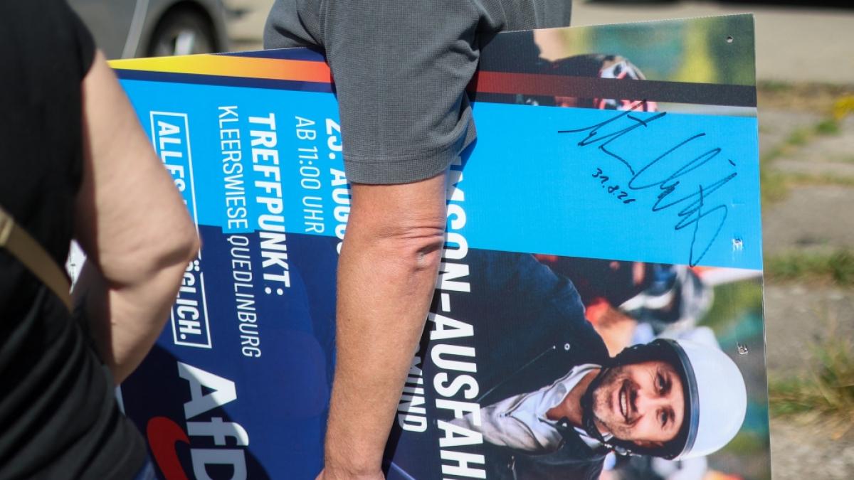 Ein W&auml;hler hat ein signiertes Plakat in der Hand von AfD-Spitzenkandidat Ulrich Siegmund. (Foto)