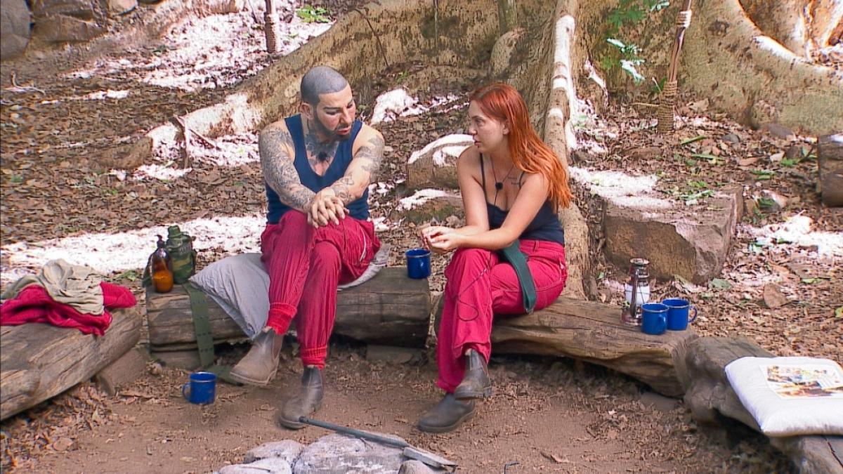 Modesch&ouml;pfer Harald Gl&ouml;&ouml;ckler spielt Amor und redet der kreuzungl&uuml;cklichen Tara Tabitha ins Gewissen. (Foto)