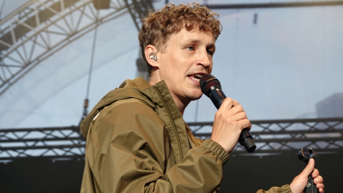 Tim Bendzko&nbsp;performt auf der B&uuml;hne. (Foto)